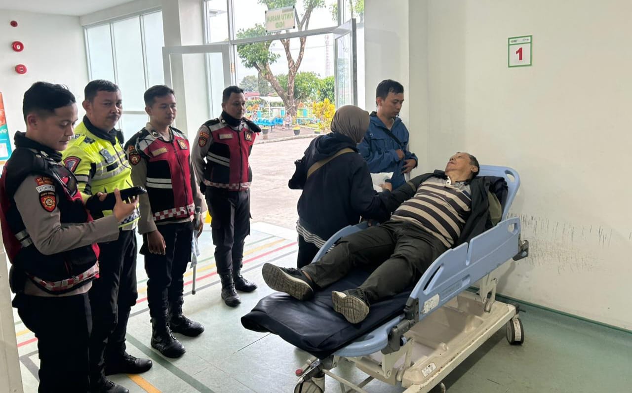 Petugas kepolisian memberikan pengawalan darurat kepada pengendara lansia menuju rumah sakit di kawasan Puncak, Bogor.