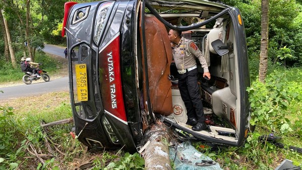 Petugas mengevakuasi korban kecelakaan bus wisata di turunan Cariang, Lebak, Banten, Selasa (24/3/2026) pagi.
