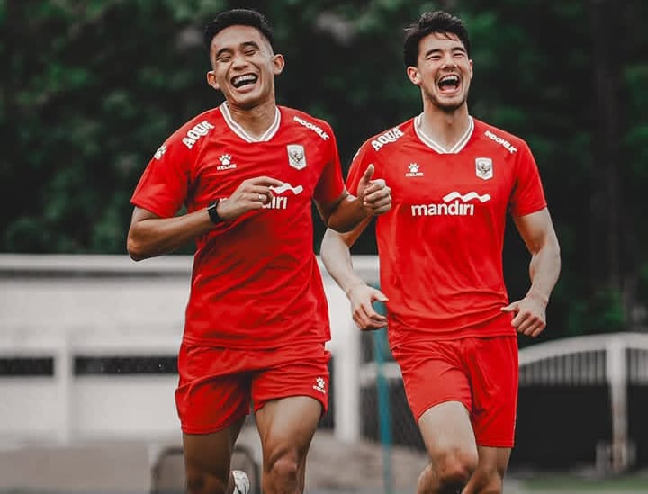 Jelang FIFA Series Dua pemain bertahan Indonesia Rizky Ridho dan Elkan Baggot terlihat menikmati latihan yang dipimpin oleh John Herdman.