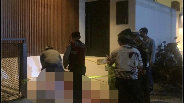 Polisi melakukan olah TKP di depan vila kawasan Kerobokan, Kuta Utara, Badung, Bali, lokasi ditemukannya turis asal Belanda yang tewas bersimbah darah usai diserang dua pria tak dikenal.