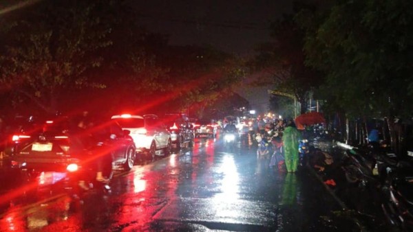 Kendaraan terjebak banjir yang merendam jalur Pantura di wilayah Beji, Pasuruan, Jawa Timur, menyebabkan antrean panjang dan melumpuhkan arus lalu lintas saat puncak arus mudik Lebaran.