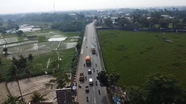 Petugas kepolisian memantau arus lalu lintas di kawasan Cileungsi, Bogor, menggunakan drone untuk mengantisipasi kemacetan saat arus balik Lebaran dan lonjakan wisatawan.