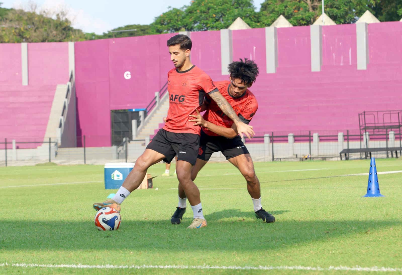 Skuad Persik Kediri menjalani sesi latihan di Stadion Brawijaya usai libur Lebaran, mempersiapkan diri menghadapi laga penting melawan Persijap Jepara dalam lanjutan kompetisi Liga Indonesia.