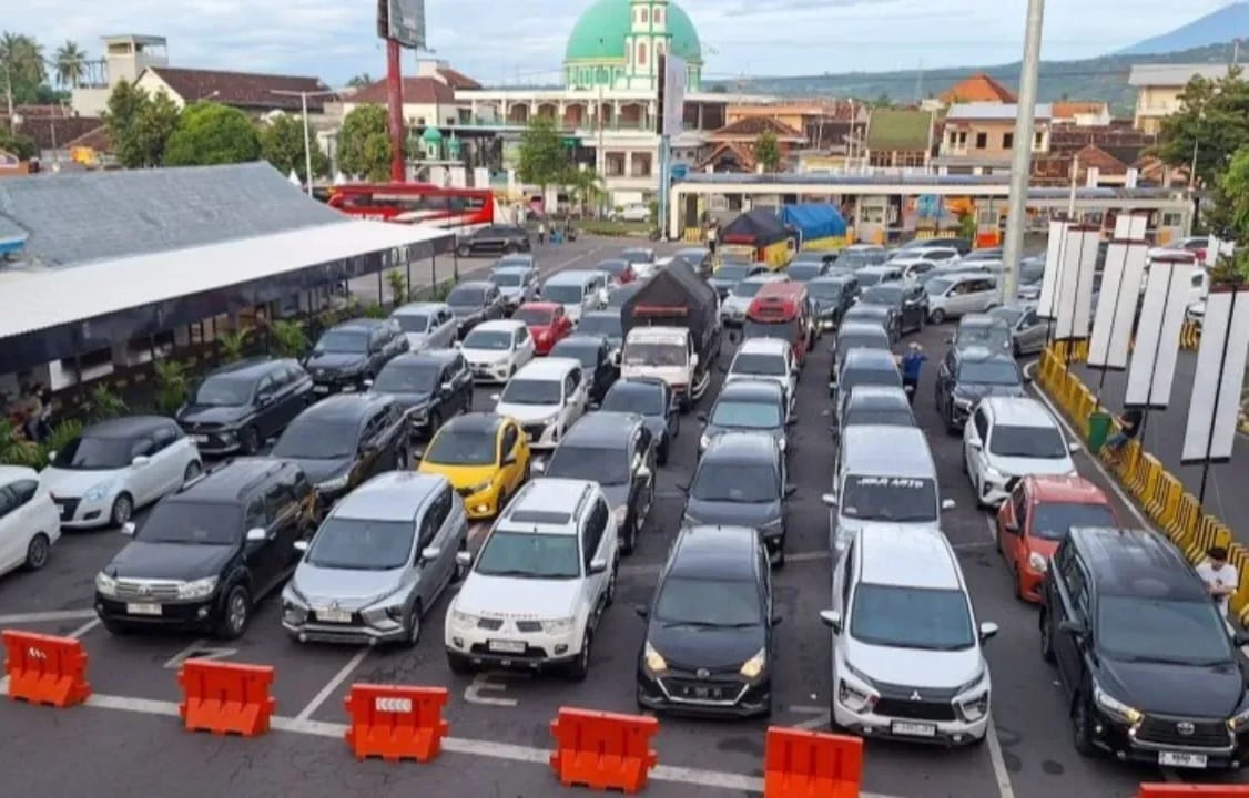 Kendaraan melintas di ruas tol Trans Jawa saat arus balik Lebaran, di tengah kebijakan diskon tarif 30 persen dari Jasa Marga untuk mengurai kepadatan dan meringankan biaya perjalanan masyarakat.