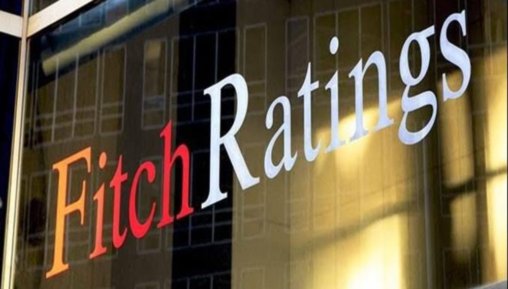 Aktivitas layanan nasabah di salah satu kantor bank di Indonesia, di tengah penjelasan OJK bahwa kondisi perbankan nasional tetap solid meski outlook dari Moody’s dan Fitch direvisi menjadi negatif.