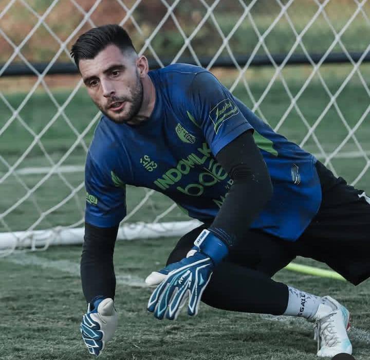 Kiper Persita Tangerang Igor Rodrigues melakukan penyelamatan dalam pertandingan Liga 1, menjadi salah satu kunci konsistensi tim dalam persaingan papan atas klasemen.