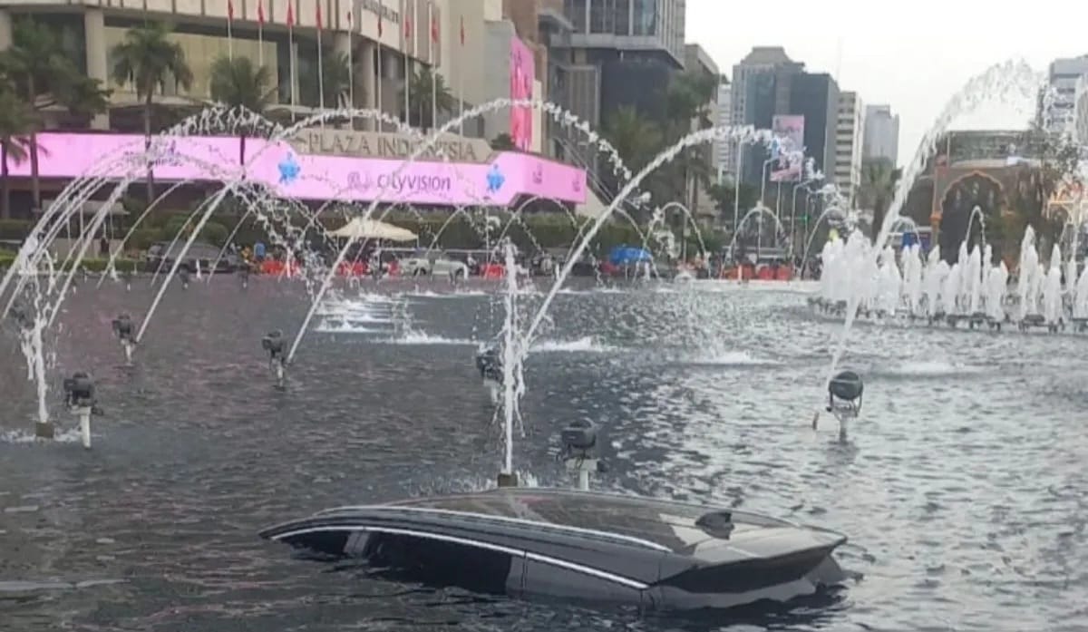 Sebuah mobil berada di dalam kolam Bundaran HI, Jakarta Pusat, usai mengalami kecelakaan tunggal akibat menabrak pembatas jalan pada dini hari.