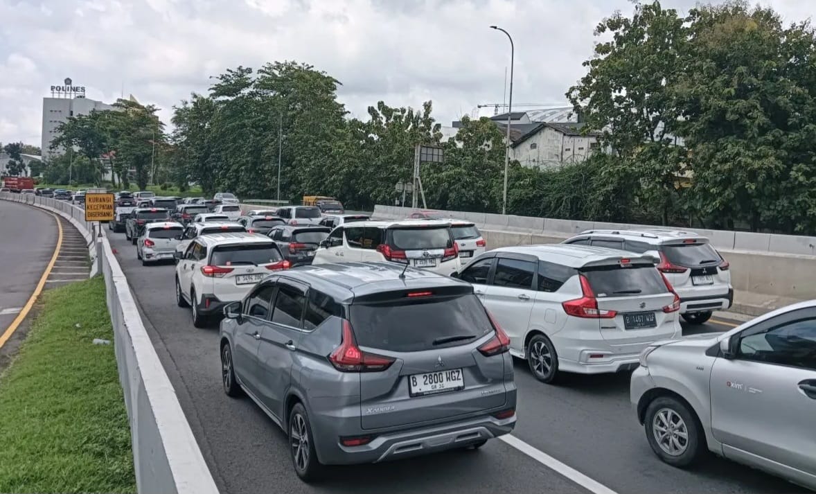 Arus kendaraan memadati Gerbang Tol Kalikangkung, Semarang, saat penerapan sistem one way nasional untuk mengurai lonjakan arus balik Lebaran menuju Jakarta.