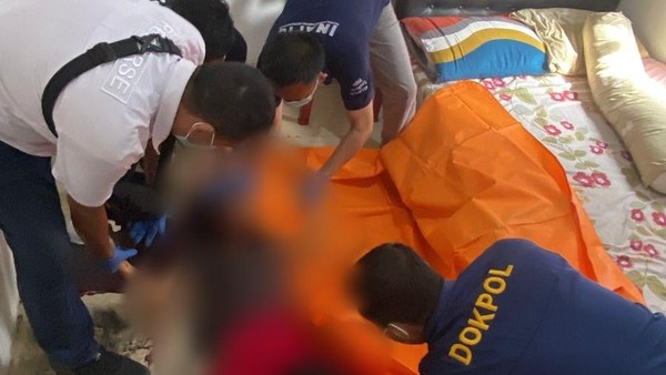 polisi di lokasi kejadian penemuan staf Bawaslu OKU Selatan yang ditemukan tewas di dalam rumah dengan luka di bagian leher.