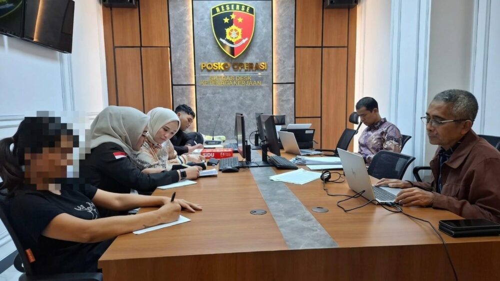 Petugas gabungan OJK dan Bareskrim Polri mengamankan tersangka kasus dugaan tindak pidana perbankan BPR DCN Malang di Stasiun Gambir, Jakarta.