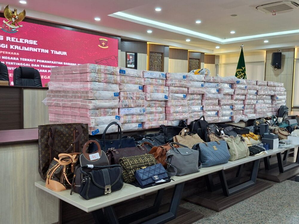 Penyidik Kejaksaan Tinggi Kalimantan Timur menyita uang ratusan miliar rupiah dan sejumlah aset mewah dalam kasus dugaan penambangan ilegal oleh PT JMB di lahan milik Kementerian Transmigrasi.