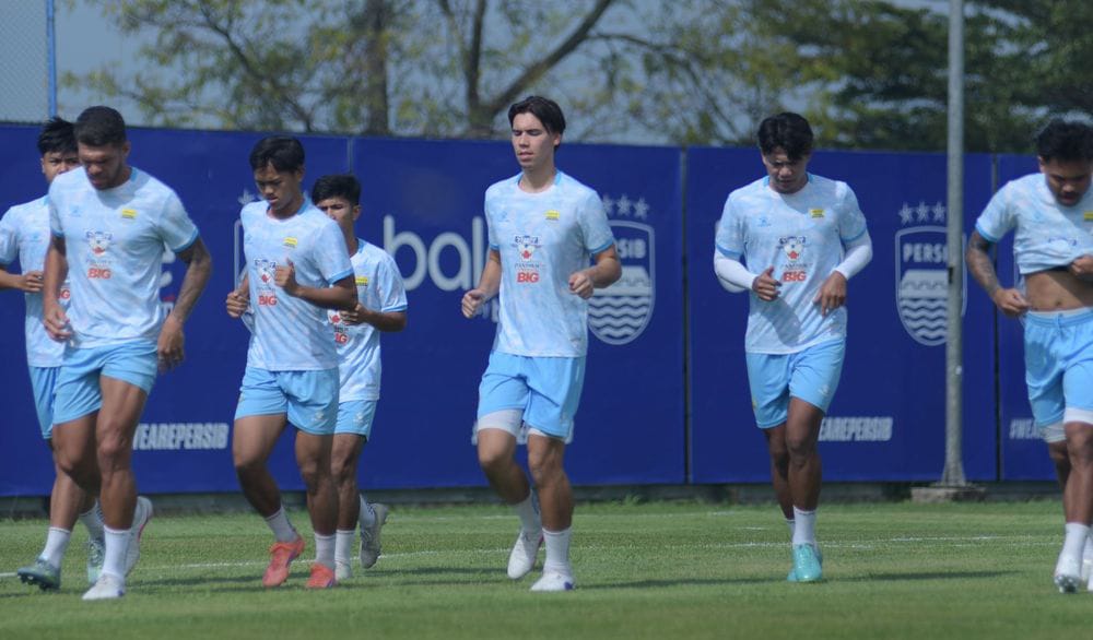 Penyerang Persib Bandung, Andrew Jung, mengikuti sesi latihan bersama tim di Lapangan Pendamping GBLA usai libur Lebaran dengan kondisi fisik yang tetap bugar.