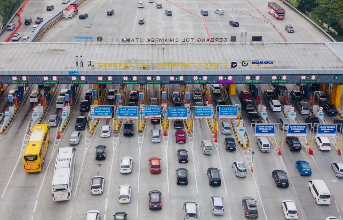 Petugas kepolisian mengatur arus kendaraan saat rekayasa lalu lintas one way di ruas Tol Trans Jawa guna mengurai kepadatan arus balik Lebaran 2026.