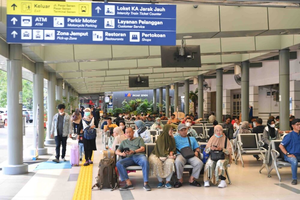 Lonjakan penumpang arus balik terlihat di sejumlah stasiun di Jakarta saat ribuan pemudik tiba menggunakan kereta api pada puncak arus balik Lebaran 2026.