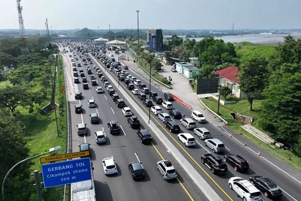 Kepadatan kendaraan terlihat di Gerbang Tol Cikampek Utama, Karawang, saat puncak arus balik Lebaran 2026. Korlantas Polri menyiapkan skema one way untuk mengurai lonjakan kendaraan menuju Jakarta.