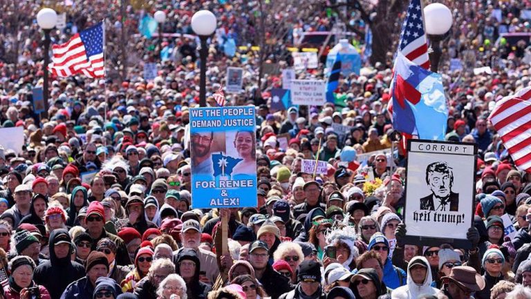 Ribuan demonstran memadati jalanan di berbagai kota di Amerika Serikat dalam aksi “No Kings”, menyuarakan penolakan terhadap kebijakan Presiden Donald Trump terkait konflik Iran.