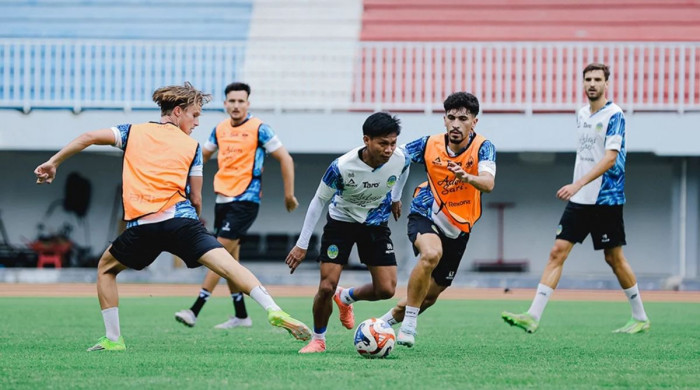 Pelatih PSIM Yogyakarta Jean-Paul van Gastel memberikan instruksi kepada pemain saat sesi latihan. Ia menegaskan pentingnya menjaga kondisi fisik dan disiplin selama libur Lebaran jelang laga melawan Dewa United FC.