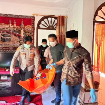 Polisi melakukan olah TKP di rumah dokter yang ditemukan tewas mengenaskan di Blangkejeren, Gayo Lues.