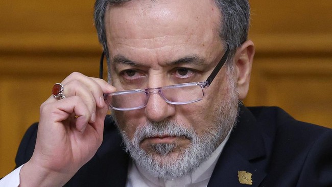 Menteri Luar Negeri Iran Abbas Araghchi memberikan pernyataan terkait sikap Teheran yang menutup kemungkinan negosiasi nuklir dengan Amerika Serikat setelah konflik militer dengan Israel dan serangan terhadap fasilitas nuklir Iran.
