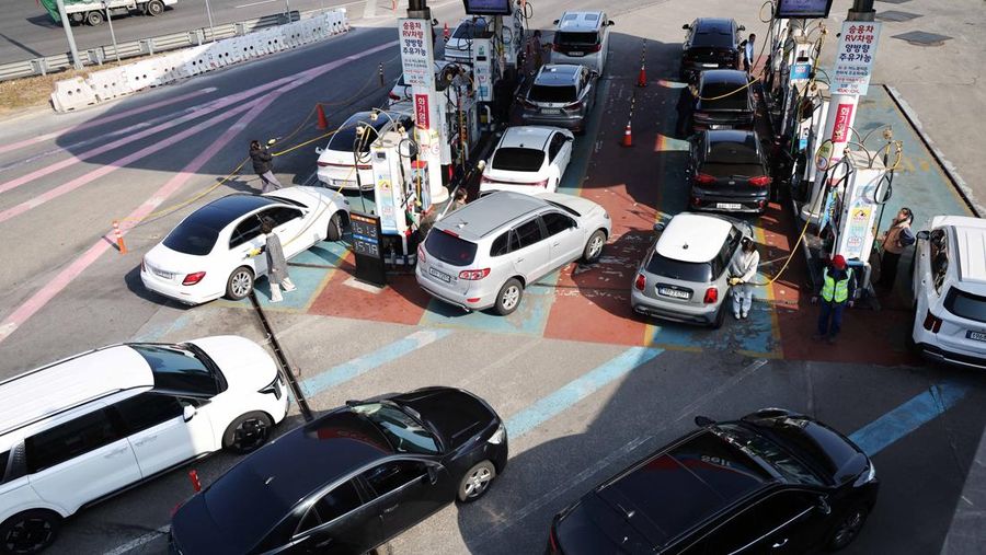 Antrean kendaraan mengular di sebuah stasiun pengisian bahan bakar saat warga berbondong-bondong membeli BBM di tengah kekhawatiran gangguan pasokan energi global akibat memanasnya konflik di Timur Tengah.