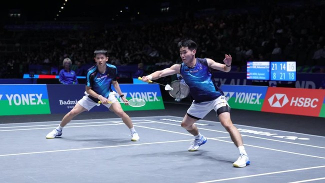Raymond Indra dan Nikolaus Joaquin merayakan kemenangan impresif melawan Liang/Wang di All England 2026, Sabtu (7/3/2026) dini hari WIB.