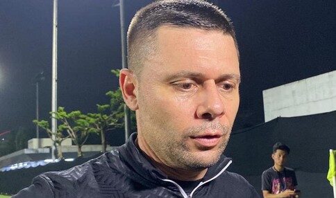 Pelatih Timnas Bulgaria Aleksandar Dimitrov memberikan instruksi kepada pemain saat menghadapi Timnas Indonesia pada final FIFA Series 2026 di Stadion Utama Gelora Bung Karno, Senin (30/3/2026).