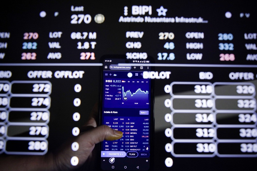 Pergerakan layar perdagangan saham di Bursa Efek Indonesia menunjukkan IHSG dibuka melemah pada awal sesi perdagangan Kamis.