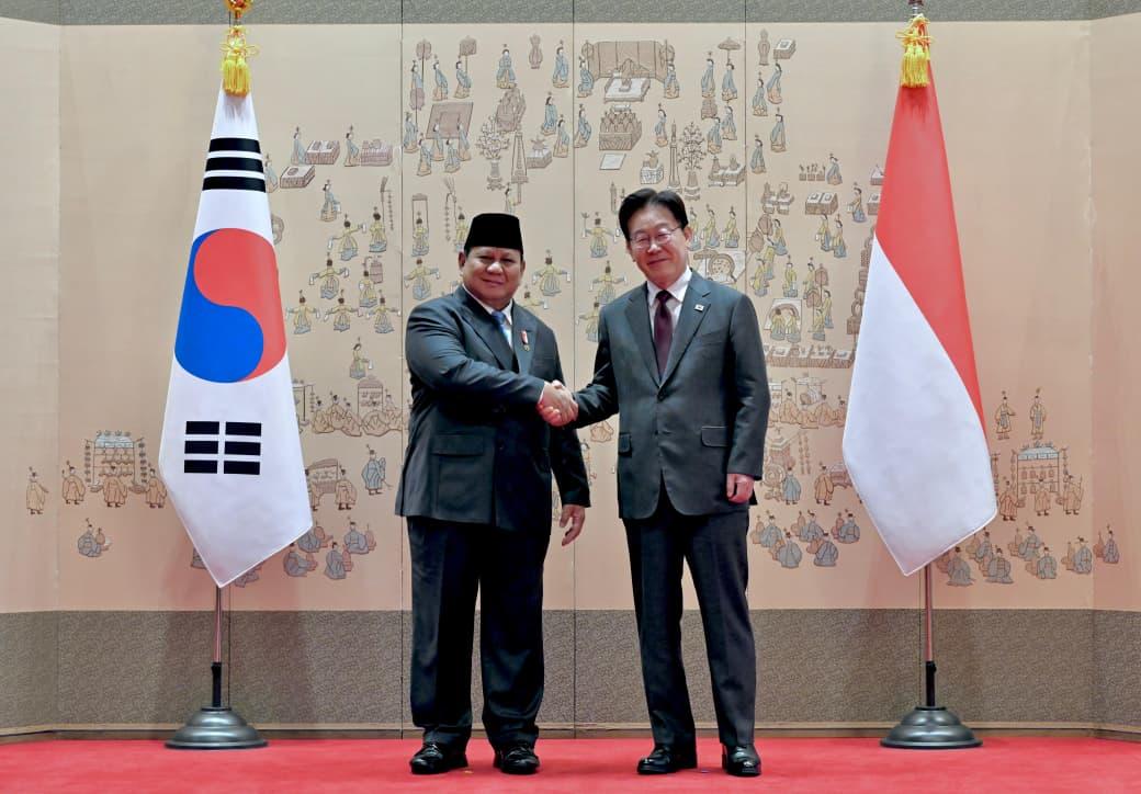 Presiden Prabowo Subianto berjabat tangan dengan Presiden Korea Selatan Lee Jae Myung dalam pertemuan bilateral yang menghasilkan komitmen investasi ratusan triliun rupiah.