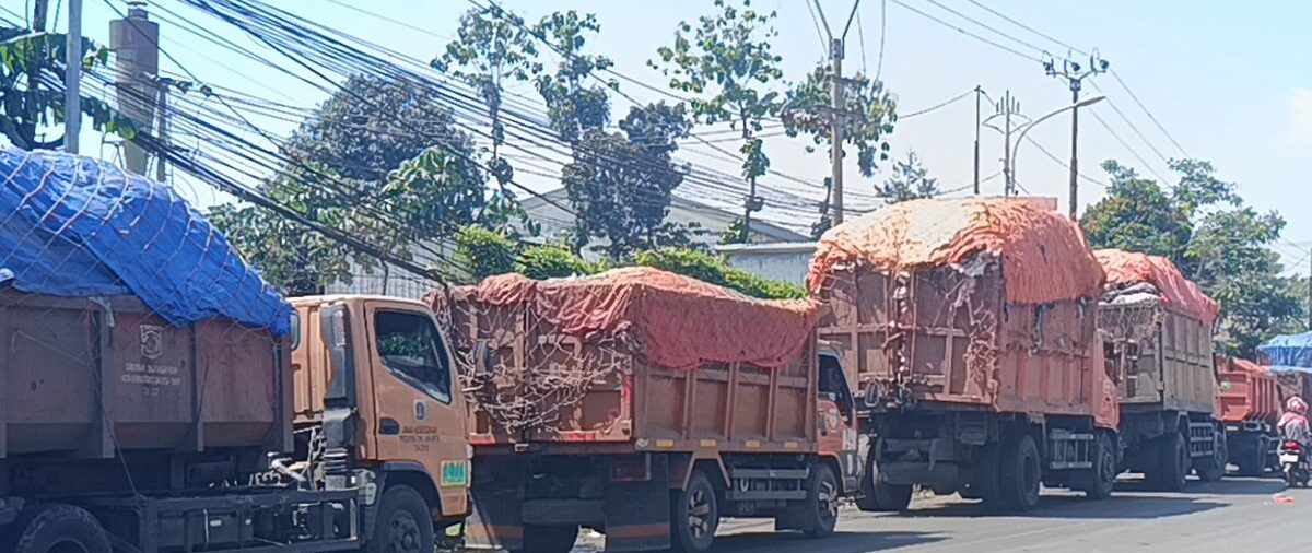 Truk pengangkut sampah antre menuju TPST Bantargebang saat operasional kembali normal pascapenumpukan sampah usai Lebaran.