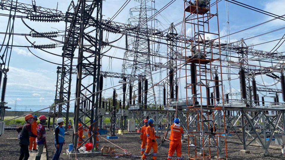 Petugas PLN sedang melakukan pengecekan infrastruktur listrik.(Foto: PT. PLN)