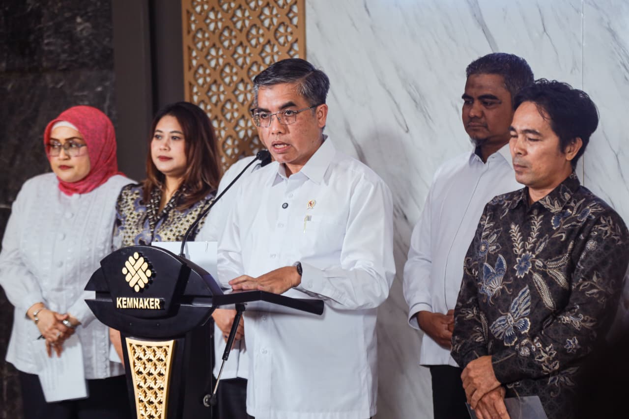 Menteri Ketenagakerjaan, Yassierli (tengah), didampingi Wamenaker Afriansyah Noor saat memberikan keterangan pers terkait penerbitan SE WFH satu hari dalam sepekan di Jakarta, Rabu (1/4/2026).