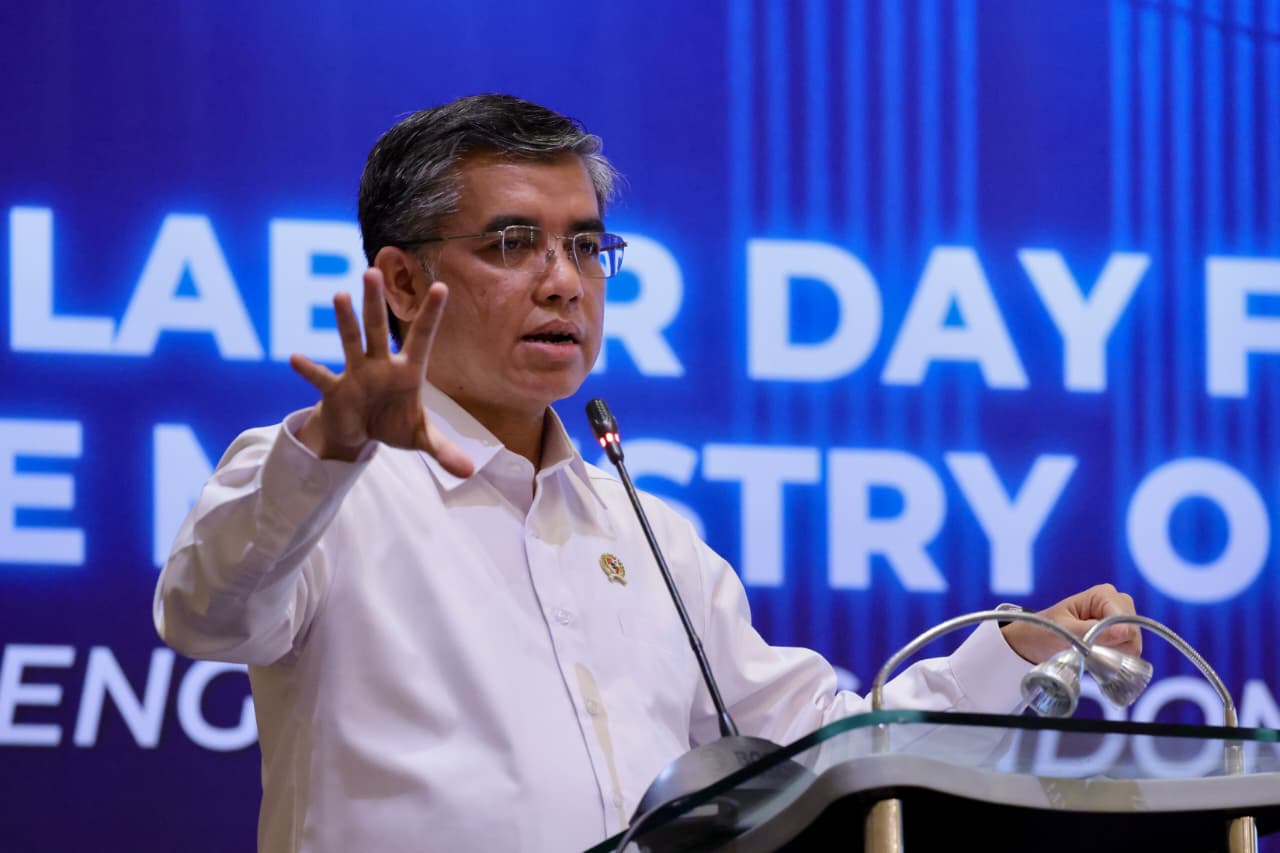 Menteri Ketenagakerjaan Yassierli memberikan sambutan dalam Forum Jejaring Kemitraan Penempatan Tenaga Kerja di Jakarta, Selasa (7/4/2026). Menaker menekankan pentingnya sistem peringatan dini PHK dan kolaborasi dengan sektor industri internasional untuk menjaga ketahanan tenaga kerja Indonesia di tengah ancaman krisis geopolitik dan perkembangan teknologi AI. (Foto: Ist/Kemnaker/Ekoin)
