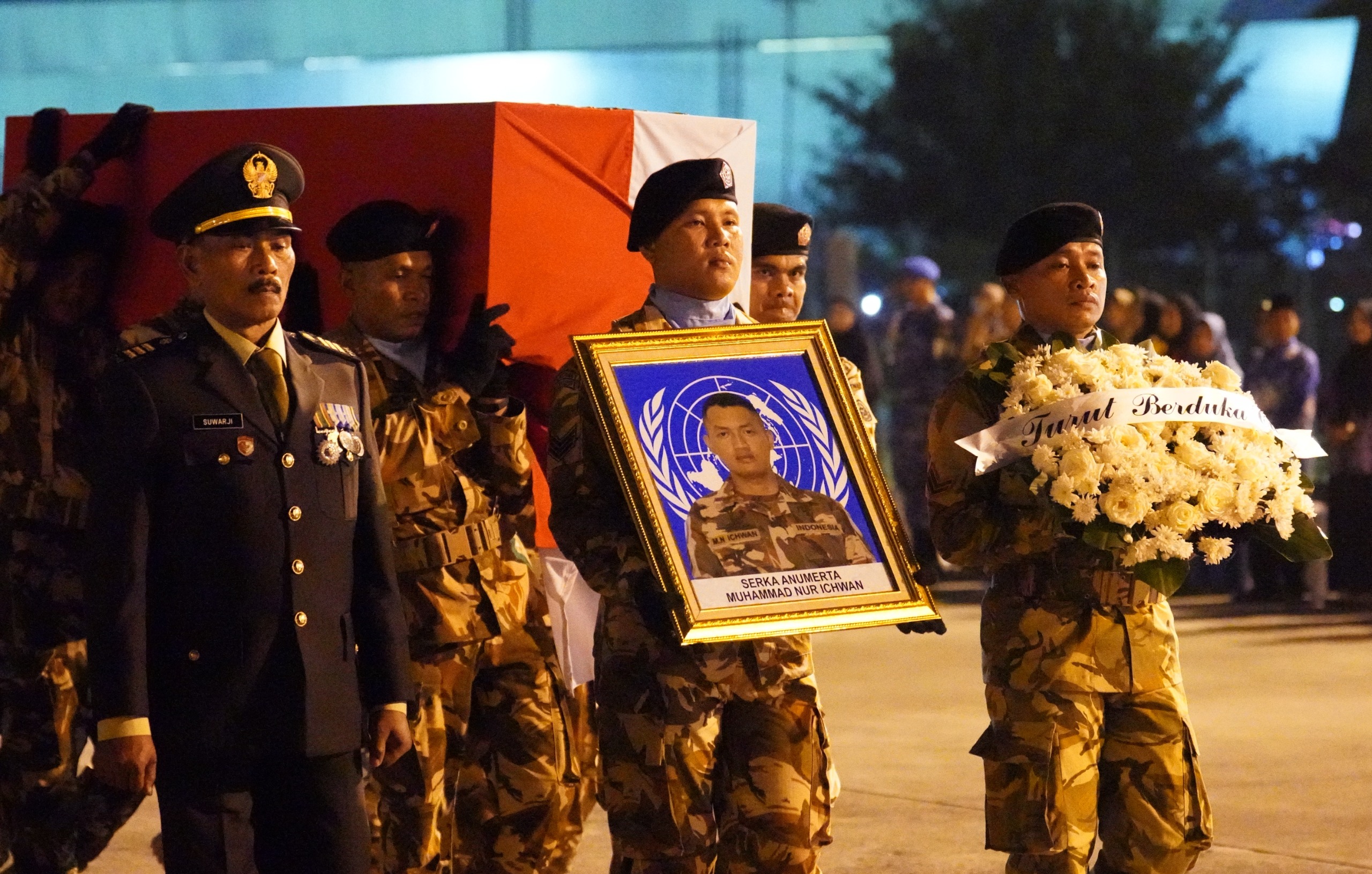 Presiden ke-6 RI Susilo Bambang Yudhoyono (SBY) ikut memberikan penghormatan kepada tiga prajurit TNI gugur di Lebanom