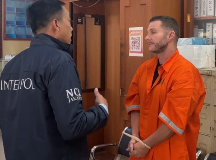 Petugas kepolisian mengamankan buron Interpol asal Inggris, Steven Lyons, di Bandara Internasional I Gusti Ngurah Rai, Bali, sebelum proses deportasi ke Eropa.