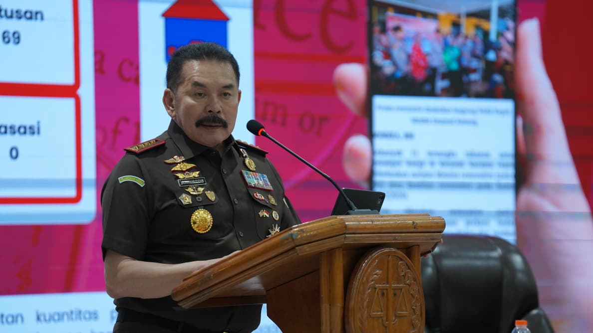 Jaksa Agung ST Burhanuddin memberikan arahan kepada jajaran Kejati Papua dalam kunjungan kerja, menekankan pentingnya penegakan hukum berkeadilan dan pemberantasan korupsi.