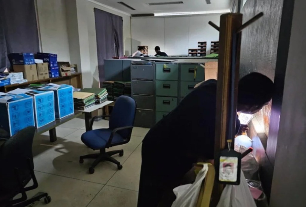 Petugas Kejagung saat melakukan penggeledahan dan penyitaan dokumen dalam penyidikan kasus dugaan korupsi tambang PT AKT di sejumlah wilayah.