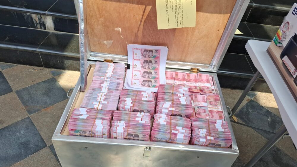 Barang bukti uang palsu pecahan Rp100 ribu dan alat produksi yang diamankan polisi dari kamar hotel di kawasan Kemang, Bogor.