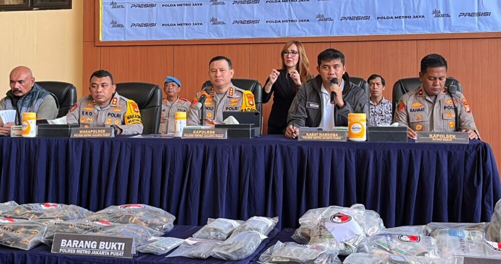 Petugas kepolisian menunjukkan barang bukti narkotika jenis sabu dan ekstasi hasil pengungkapan kasus peredaran narkoba di kawasan Senen, Jakarta Pusat.