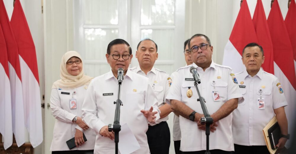 Gubernur DKI Jakarta, Pramono Anung, saat memberikan keterangan pers terkait penerapan WFH bagi ASN DKI di Balai Kota, Rabu (1/4/2026).