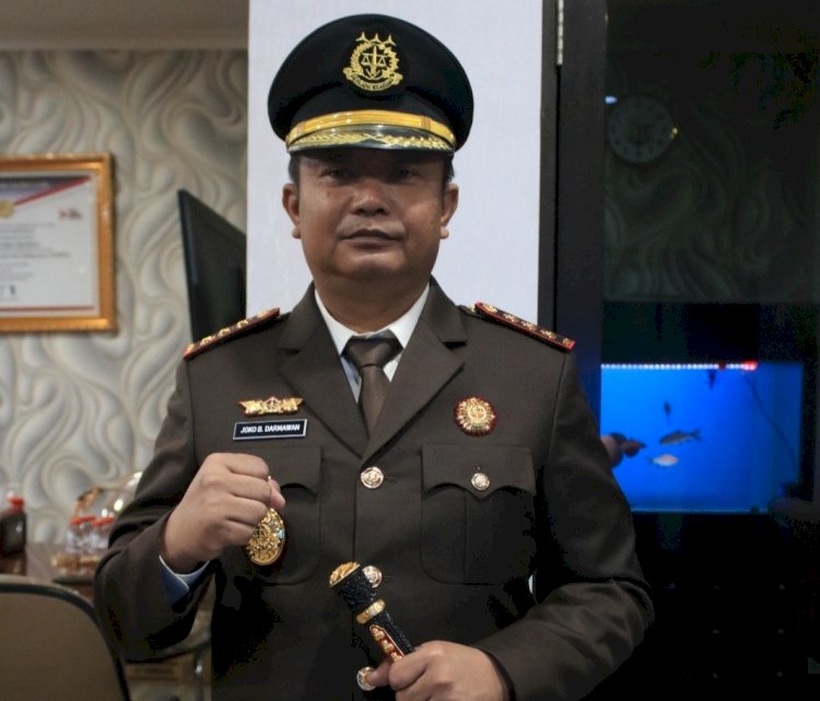 Aspidum Kejati Jatim, Joko Budi Darmawan, saat diamankan oleh Tim Pam SDO Kejagung beberapa waktu lalu (Arsip). Kejagung resmi mencopot jabatannya per April 2026 guna mendalami dugaan praktik penyimpangan penanganan perkara di wilayah Jawa Timur. (Foto: Ist/Ekoin)