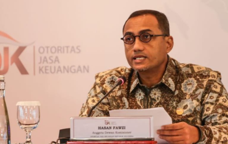 Kepala Eksekutif Pengawas Pasar Modal OJK Hasan Fawzi saat konferensi pers di BEI, Jakarta, memaparkan penjatuhan sanksi terhadap ratusan pelaku pasar modal dengan total denda Rp96,33 miliar.