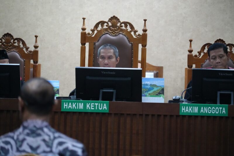 Suasana persidangan kasus dugaan korupsi penjualan solar non-subsidi PT Pertamina Patra Niaga di Pengadilan Tipikor Jakarta Pusat, Kamis (2/4/2026). Jaksa mengungkap fakta bahwa terdakwa menjual solar di bawah harga pokok produksi (COP) kepada perusahaan tambang, sebuah kebijakan yang dinilai tidak masuk akal secara bisnis dan merugikan keuangan perusahaan. (Foto: Ist/Ekoin)