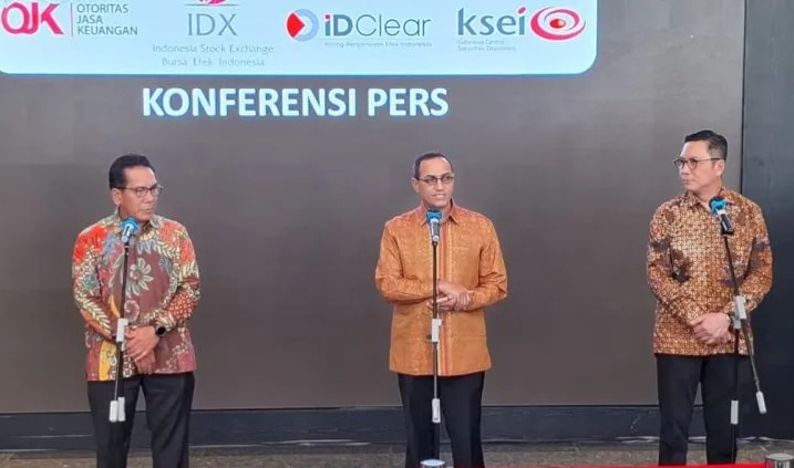 Kepala Eksekutif Pengawas Pasar Modal OJK Hasan Fawzi saat konferensi pers di BEI, Jakarta, memaparkan penjatuhan sanksi terhadap ratusan pelaku pasar modal dengan total denda Rp96,33 miliar.