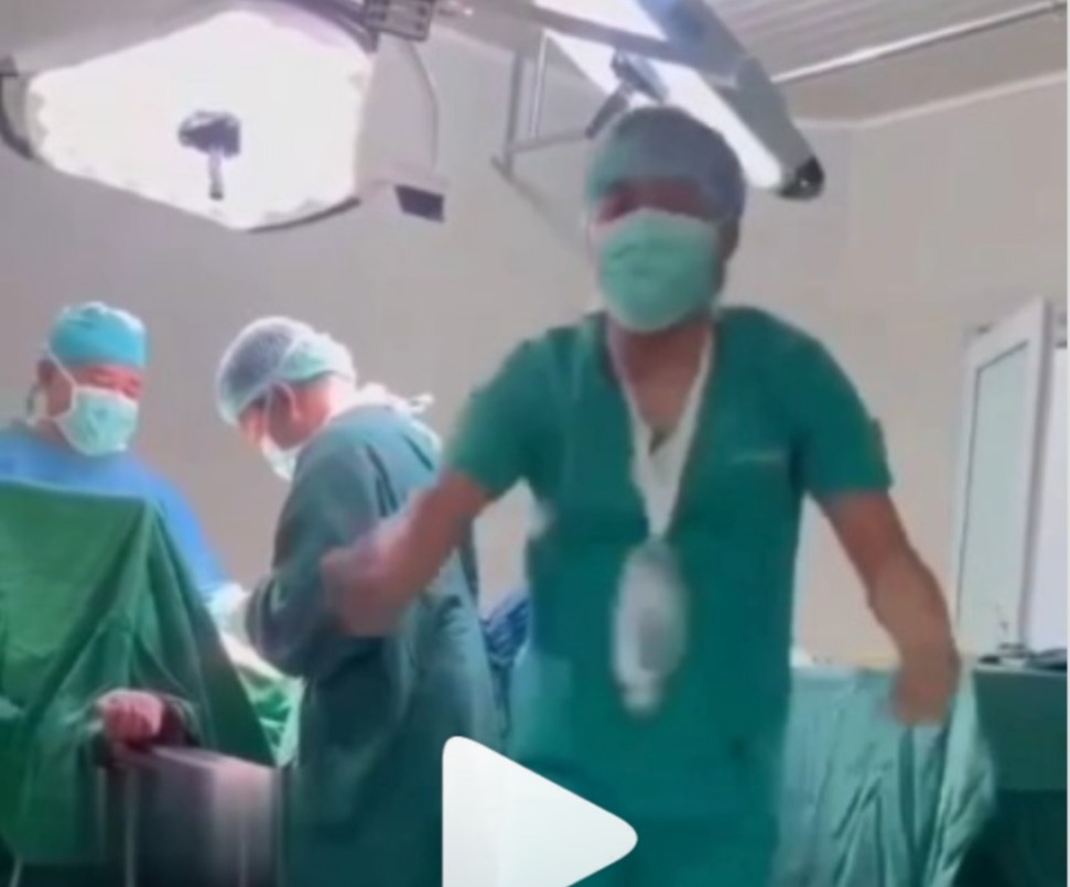 Tangkapan layar video viral memperlihatkan seorang perawat berjoget di ruang operasi RSUD Datu Beru saat tindakan medis berlangsung, memicu kecaman publik.