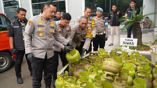 Kapolres Bogor AKBP Wikha Ardilestanto menunjukkan barang bukti ratusan tabung gas elpiji dan alat suntik saat merilis kasus pengoplosan gas bersubsidi di Mapolres Bogor, Jumat (3/4/2026).