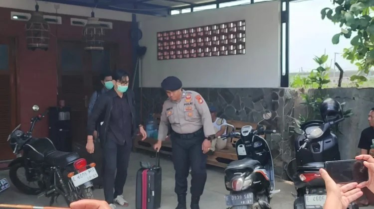 Petugas KPK membawa barang bukti usai penggeledahan di kediaman Wakil Ketua DPRD Jawa Barat Ono Surono terkait kasus dugaan suap.