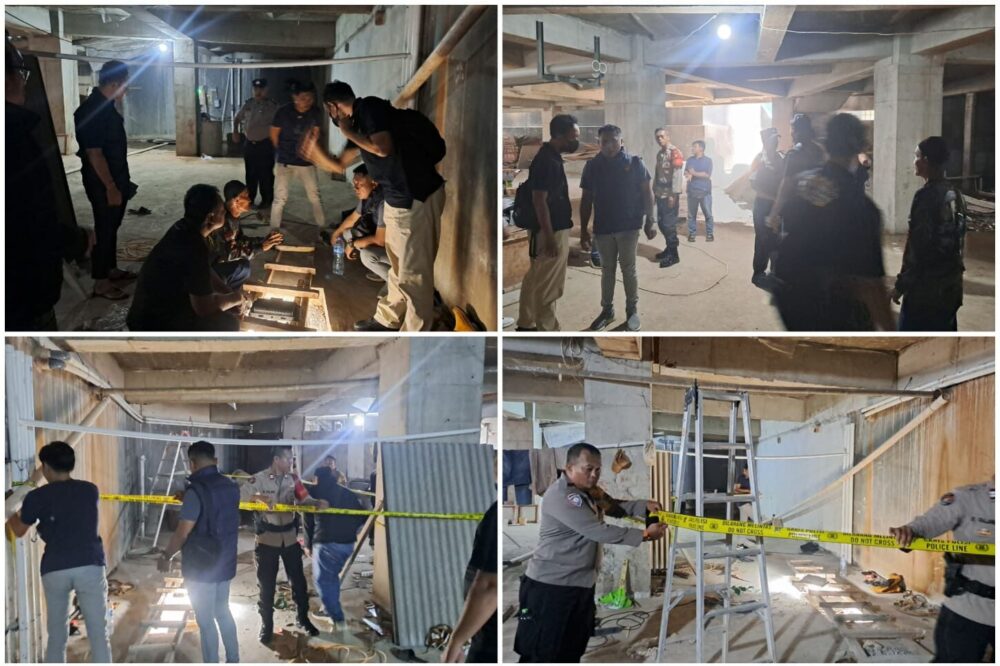 Lokasi proyek bangunan bertingkat di Jalan TB Simatupang, Jagakarsa, Jakarta Selatan, dipasangi garis polisi pasca-kecelakaan kerja yang menewaskan empat orang pekerja, Jumat (3/4/2026).