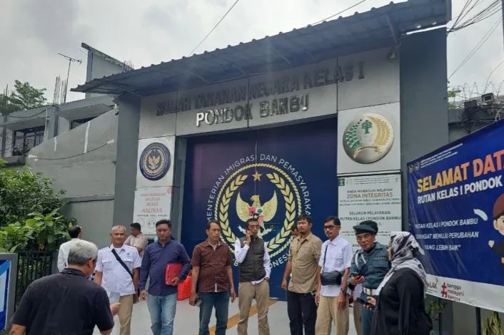 Petugas Balai Gakkum Kementerian Kehutanan menunjukkan barang bukti ratusan ekor ular dan iguana yang berhasil disita dari seorang WNA Rusia di Bandara Soekarno-Hatta, Sabtu (4/4/2026)