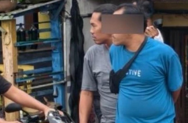 Tersangka KS alias Jolowos (40) saat digiring petugas di Mapolres Magetan, Jumat (3/4/2026). Pelaku ditangkap atas dugaan kekerasan seksual dan perdagangan orang terhadap istri pasiennya dengan modus pengobatan alternatif dan ancaman mistis. Polisi menjerat tersangka dengan UU TPKS dengan ancaman 12 tahun penjara. (Foto: Ist/Ekoin)