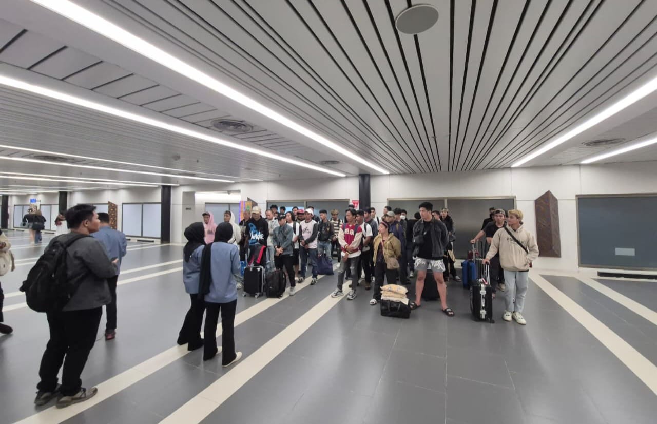 Suasana serah terima 41 WNI yang dipulangkan dari Kamboja di Terminal 2 Internasional Bandara Soekarno-Hatta, Sabtu (4/4/2026) malam. Para WNI yang terdiri dari 35 laki-laki dan 6 perempuan ini diduga terlibat dalam praktik online scam dan kini berada di bawah pengawasan Bareskrim Polri serta BP2MI untuk proses hukum dan pendampingan lebih lanjut. (Foto: Ist/Ekoin)